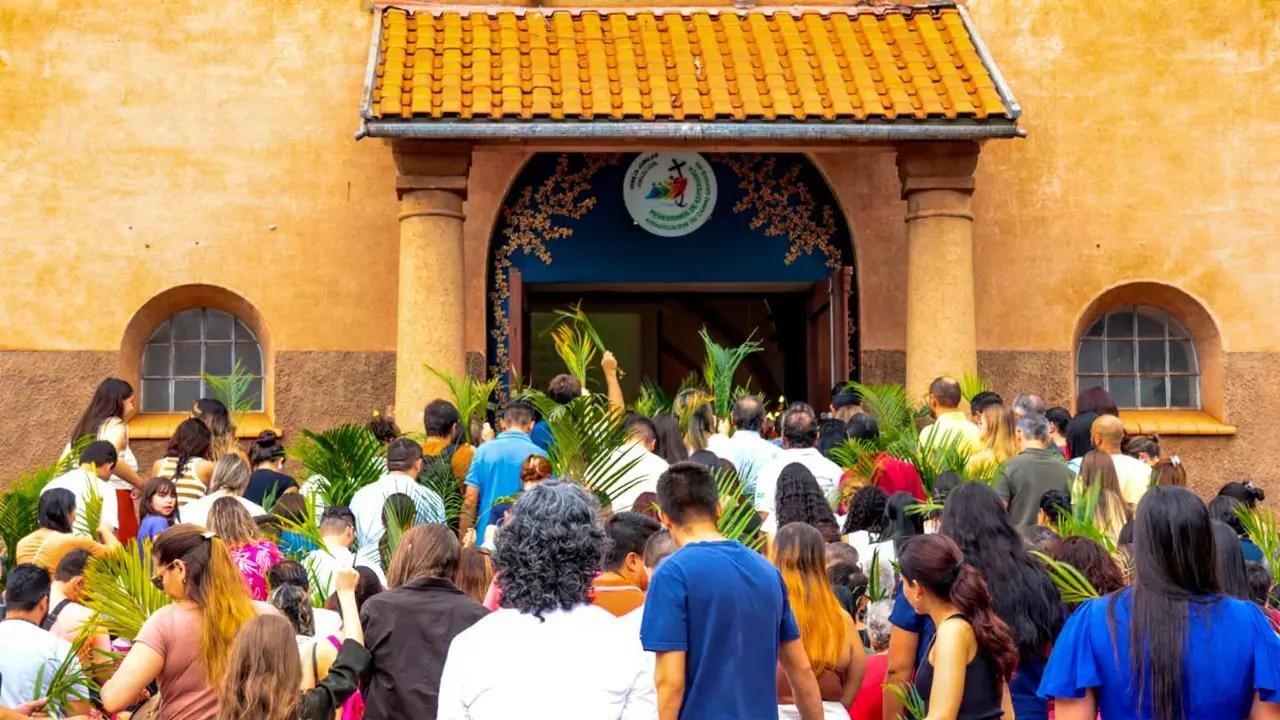 Fiéis celebram Semana Santa 2026 com procissões em Salvador e Campo Grande